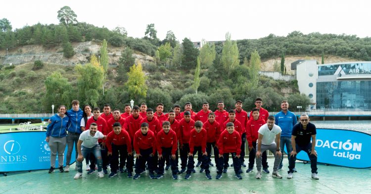 El grupo de chicos salvadoreños aterrizó la mañana del martes en Madrid, España y fueron recibidos por el Cónsul de El Salvador en dicho país, David Martínez. Fotos/INDES