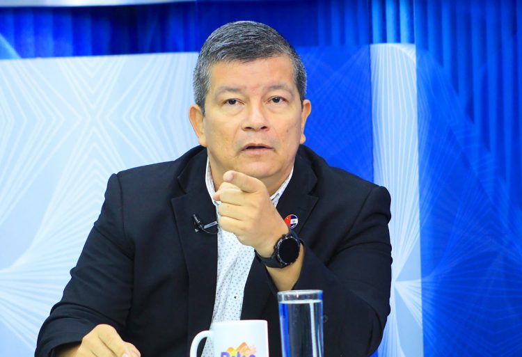 Según Manuel Flores su partido realizó proyectos para erradicar la pobreza.