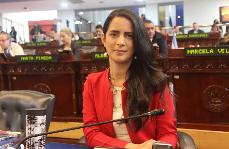 Contradictoria. Claudia Ortiz dice que los salvadoreños reconocen su trabajo, pero recientemente fue abucheada.