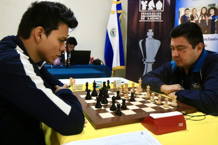 Jorge Girón (Izq.) se impuso por 3-0 ante Carlos Burgos, en la serie final por el título del Campeonato Nacional Absoluto. Fotos/INDES