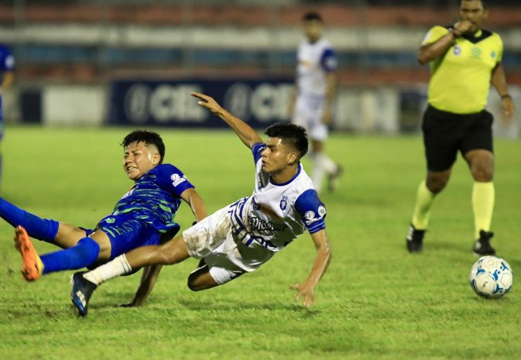 El CD Usulután venció a Sonsonate por 2-0 y aumenta sus opciones de clasificar a los cuartos de final. Foto/LNF
