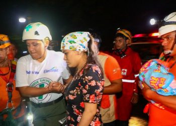 Protección Civil evacúa a familias afectadas hacia albergues seguros por inundaciones en La Libertad