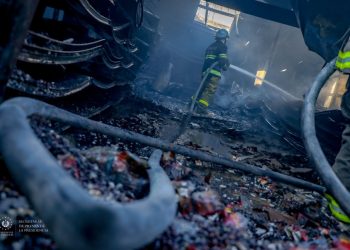 Bomberos controla incendio en supermercado de la alameda Manuel Enrique Araujo, en San Salvador