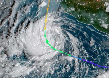 Huracán Orlene se degrada ante las costas mexicanas del Pacífico