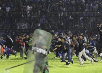 Caos y pánico en estadio de Indonesia antes de estampida mortal