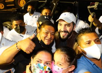 «Presidente Bukele es el que tiene más cercanía a la población»: encuesta UFG