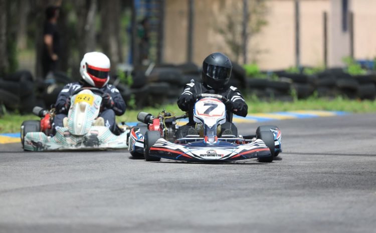 Los pilotos de karting tuvieron acción el sábado en el kartódromo Galicia, ubicado en la ciudad de Chalchuapa. Fotos/Edison González