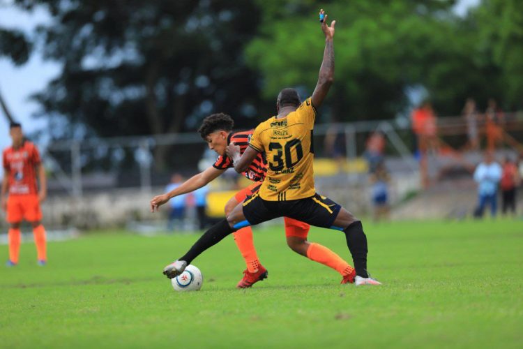 Águila no fue capaz de mantener la ventaja que tenía ante Platense y terminó cayendo 2-1. Fotos/ Sofía Mazariego