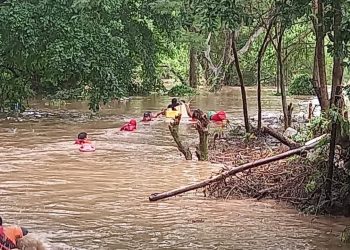 Fuerza Armada y Protección Civil rescatan a niño de inundación en San Miguel