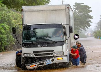 Conductor atrapado por inundación es rescatado por Policía Nacional Civil y pobladores en San Miguel
