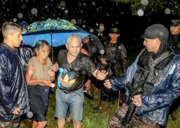 Fuerza Armada y Protección Civil rescatan a varias familias tras desbordamiento de un río en La Unión