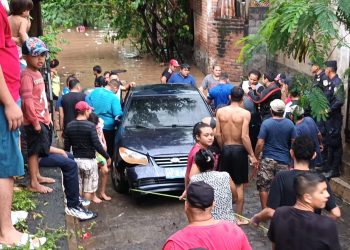 Habitantes de la comunidad El Tiangue se unen para rescatar vehículo de inundación en San Miguel