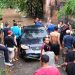 Habitantes de la comunidad El Tiangue se unen para rescatar vehículo de inundación en San Miguel