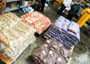 CEL entrega artículos de primera necesidad a las familias del Bajo Lempa afectadas por la tormenta tropical Julia
