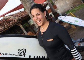 Josselyn Alabi, la surfista y representante de Disney que inspira a la juventud en las costas salvadoreñas