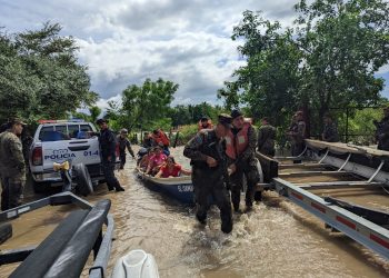 A pesar del riesgo, algunas personas se niegan a evacuar en Puerto Parada, Usulután