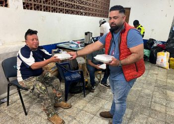 Negocios gastronómicos entregan comida a albergados en Apaneca, Ahuachapán