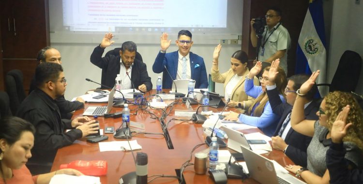 Otra deuda
saldada. Los
diputados de
la comisión
de reformas
electorales
avalaron ayer el
dictamen para el
mecanismo del
voto en el exterior.
No lo firmaron los
legisladores de
ARENA ni los del
FMLN.