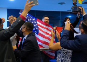 «Es uno de los logros más grandes»: Diáspora salvadoreña celebra el voto en el exterior llena de emoción
