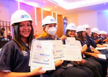 Salvadoreñas se gradúan como electricistas gracias al programa AES Mujer impartido por la Superintendencia de Electricidad