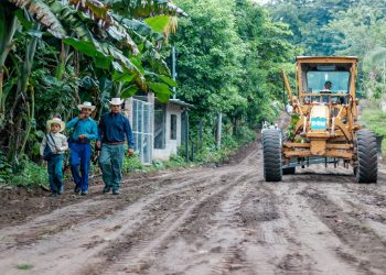 La Dirección de Obras Municipales interviene calles de tierra en El Rosario, La Paz