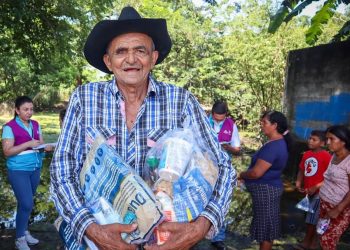 Gobierno de El Salvador ha entregado más de 300 paquetes de alimentos a afectados por tormenta Julia en San Miguel