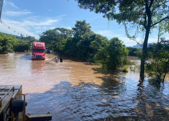 Cierran paso en La Canoa por el desbordamiento del río Grande de San Miguel