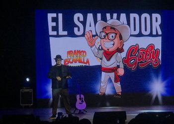 Franco Escamilla puso las anécdotas y El Salvador agradeció con sus risas y carcajadas