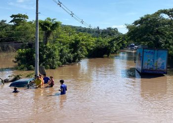 Rescatan a una familia que había quedado atrapada en inundación en San Miguel