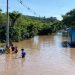 Rescatan a una familia que había quedado atrapada en inundación en San Miguel