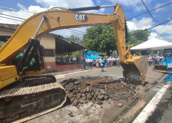 La Dirección de Obras Municipales inicia la reparación de calles en Santa María y Ozatlán, Usulután