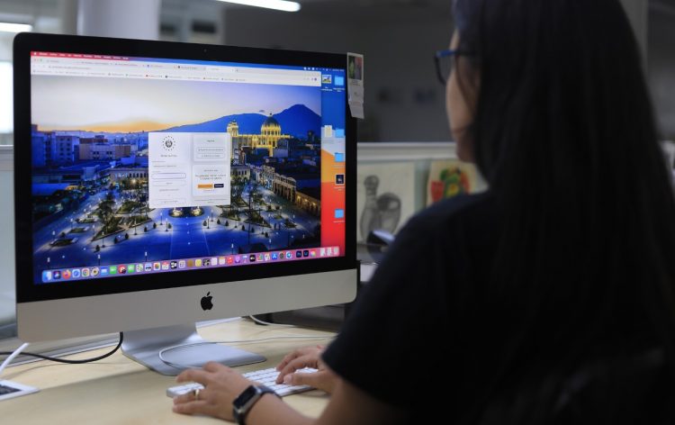 Modernización. Los salvadoreños pueden ingresar al sitio portalcitas.rree.gob.sv y registrar con su correo electrónico para agendar la cita y realizar el pago.