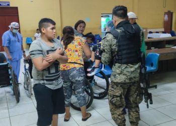 Rescatan a siete personas que cayeron al agua frente al puerto de Acajutla