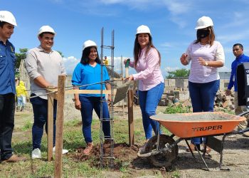 Verifican avances de construcción de viviendas en El Triunfo, Usulután