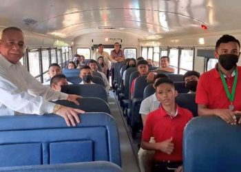 Alcalde de San Luis Talpa dona  bus a instituto