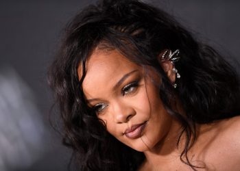Rihanna revive en la escena musical con «Lift Me Up», su primera canción en seis años