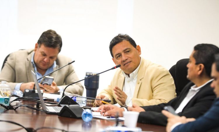 Mauricio Pineda, ministro de Educación,
detalló el plan de gastos de esa cartera.