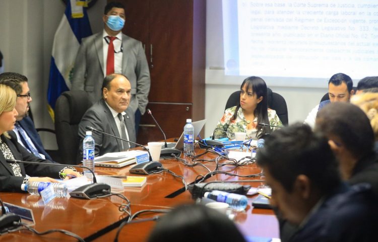 Por más justicia. La comisión de legislación escuchó ayer al presidente de la CSJ y avaló el
dictamen que contiene las reformas que buscan dar a la población mayor seguridad.