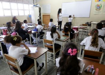 Suspenden actividades escolares en región afectada por graves inundaciones en Venezuela