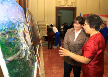 Embajada china inaugura la muestra pictórica «Tomados de la mano a través del Pacífico»