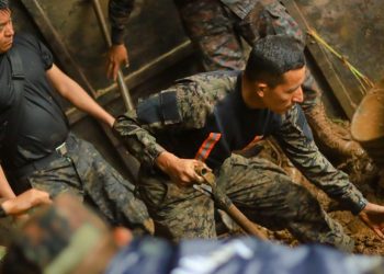 Muro colapsa y deja a varias personas soterradas en Comasagua, entre ellos varios soldados