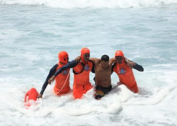 Guardavidas realizaron rescate en playa El Majahual