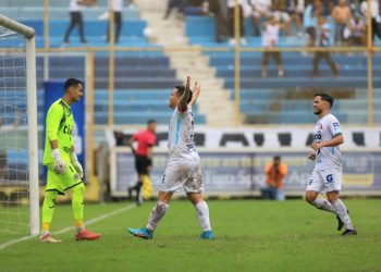 Alianza recobró el aliento ante FAS, lo goleó 3-1 en el Cuscatlán