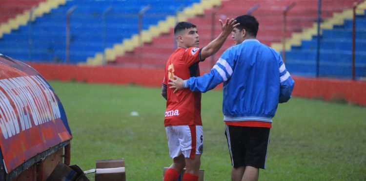 Luis Mendoza se dirige a aficionados tigrillos que reclamaron desde las gradas. Foto David Martínez