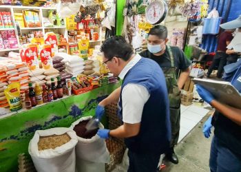 Defensoría verifica productos de la canasta básica en Santa Tecla