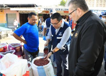 Defensoría del Consumidor realiza verificación de precios del frijol en San Vicente
