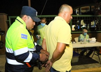 Detienen a conductor que manejaba con 119 grados de alcohol en Santa Tecla