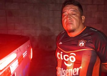 Arrestan a hombre que atacó con arma de fuego a agentes policiales que atendían denuncia de violencia intrafamiliar