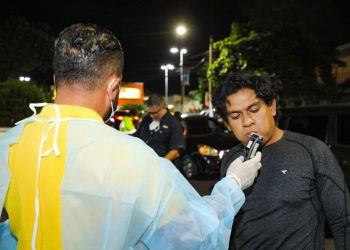 Autoridades de tránsito despliegan dispositivos de control para detener a conductores peligrosos