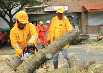 Autoridades emiten alerta roja en El Salvador ante emergencia por Julia